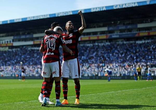 Arturo-Vidal_Flamengo_Avaí_Brasileirao_Gol_OneFootball_2022