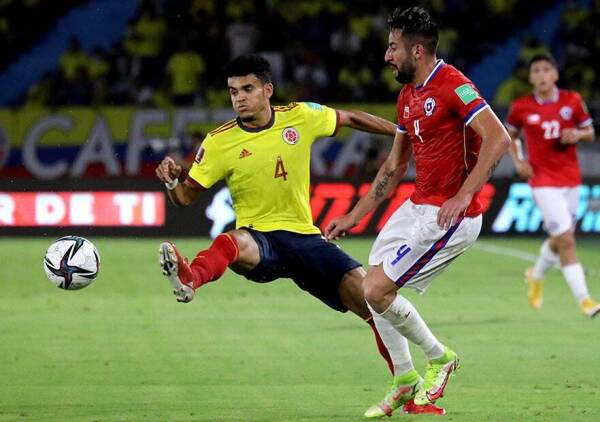 Futbol, Colombia vs Chile. Fecha 10, Eliminatorias mundial de Catar 2022. El jugador de Chile Mauricio Isla juega el bal
