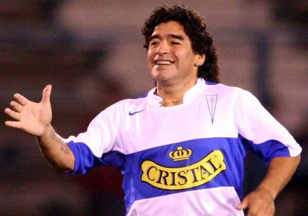 Maradona con la camiseta de la uc deals