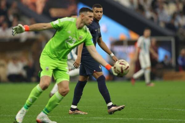 Emiliano Martinez-2022-Argentina-Qatar-2022-Mbappé