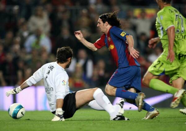 FC Barcelona’s Argentine Leo Messi (C) v