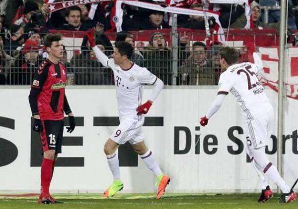 Friburgo_Bayern_Lewandowsi_Celebra_2017