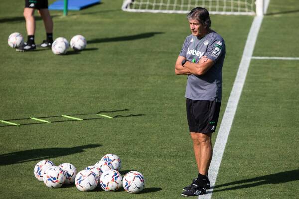 September 23, 2020, Sevilla, SEVILLA, SPAIN: Manuel Pellegrini, coach, during Real Betis training at the Luis del Sol Sp