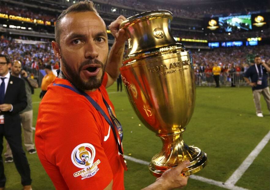 Marcelo_Diaz_Copa100_trofeo-campeon-2016_PS