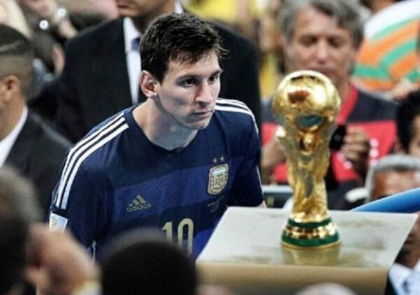 Messi_mira_CopadelMundo_trofeo_2014
