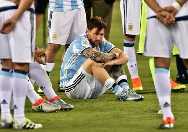Messi_suelo_lamento_Argentina-Copa100_2016