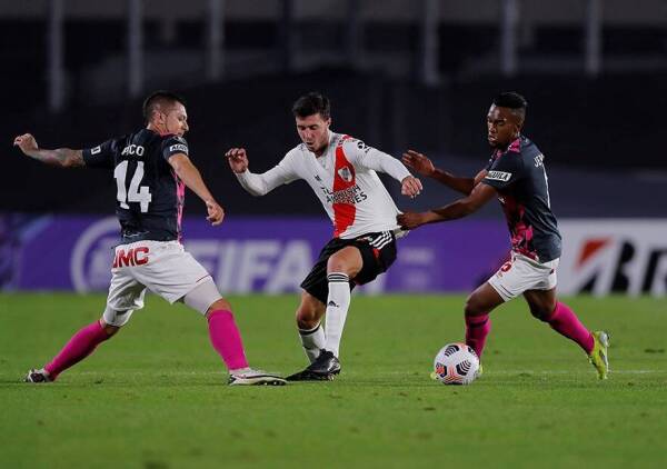River Plate Jose Antonio Paradela (C) vies against Ruben Leonardo Pico Carvajal (R) and Jersson David Gonzalez Nino of S