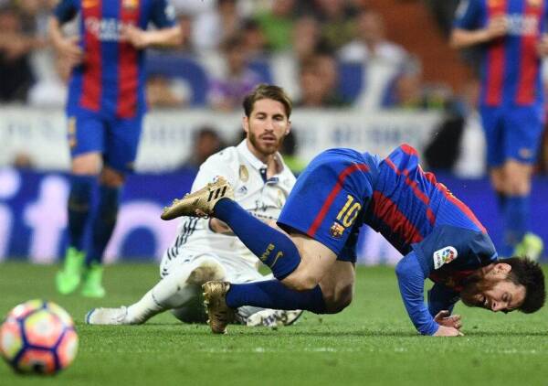 Sergio_Ramos_foul_Messi_clasico_RealMadrid_Barcelona_2017_getty