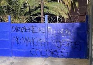 Barristas de la 'U' rayaron CDA por posible fichaje de Zaldivia » Prensafútbol