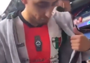 Hincha con camiseta de Palestino sacado del estadio del PSG