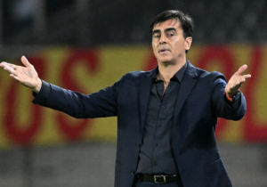 Colo-Colo's Argentine head coach Gustavo Quinteros gestures during the Copa Libertadores group stage first leg football match between Deportivo Pereira and Colo Colo, at the Hernán Ramírez Villegas stadium in Pereira, Colombia, on April 5, 2023. (Photo by JOAQUIN SARMIENTO / AFP) (Photo by JOAQUIN SARMIENTO/AFP via Getty Images)
